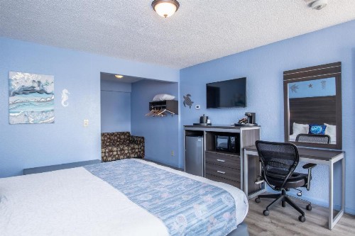 Aqua Breeze Inn - image 20