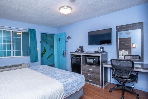Aqua Breeze Inn - image 21
