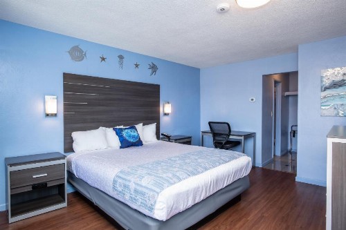 Aqua Breeze Inn - image 22