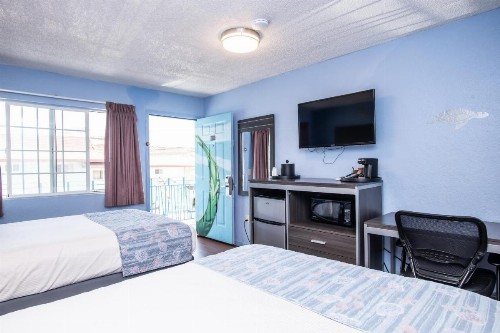 Aqua Breeze Inn - image 29
