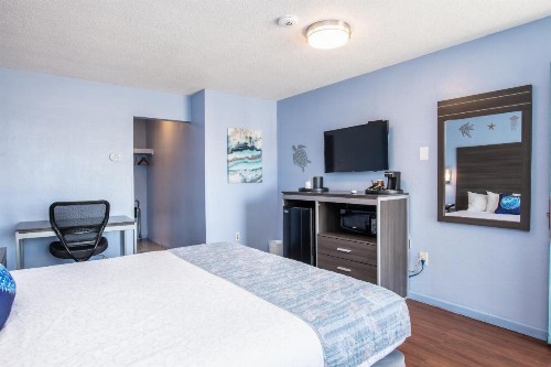 Aqua Breeze Inn - image 38