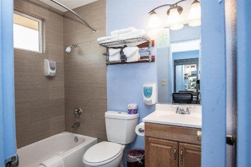 Aqua Breeze Inn - image 41