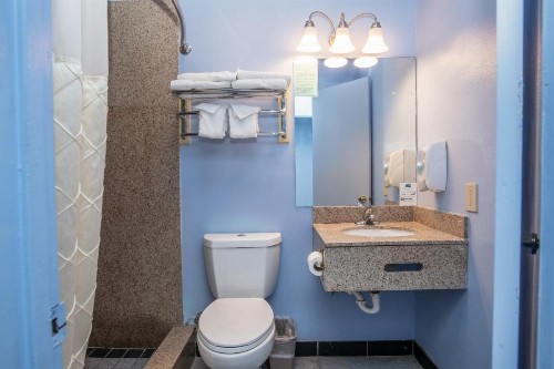 Aqua Breeze Inn - image 44