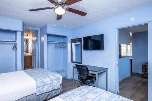 Aqua Breeze Inn - image 45