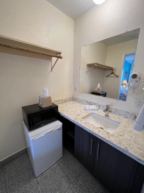 National 9 Motel - image 21
