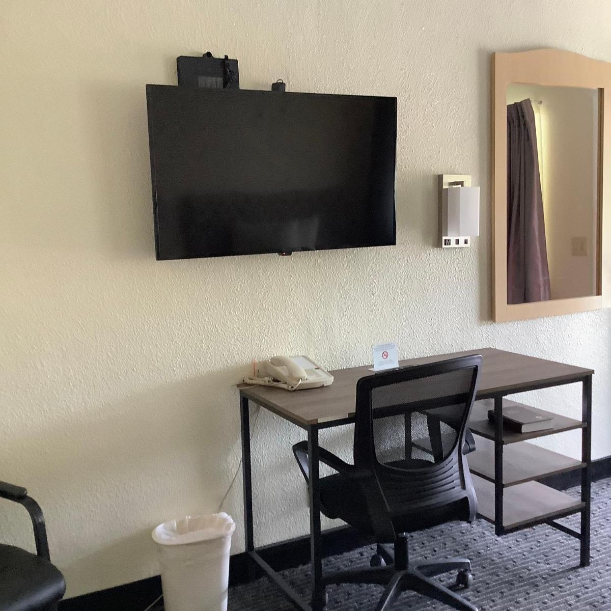 National 9 Motel - image 3