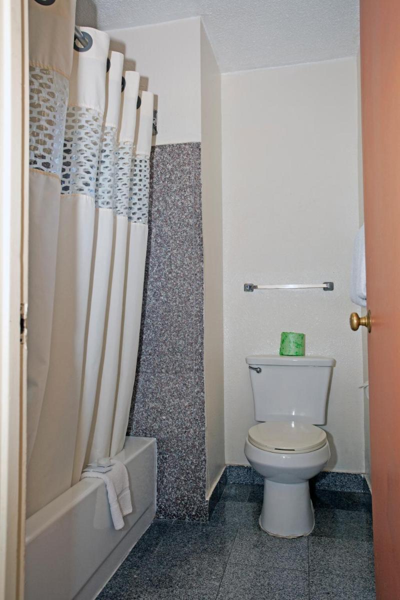 National 9 Motel - image 4