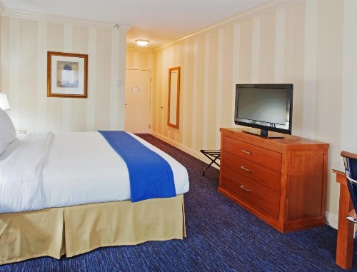 Holiday Inn Express Hotel & Suites Santa Cruz - image 18