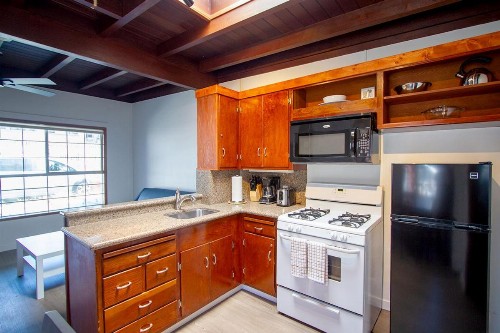 Edgewater Beach Inn & Suites - image 18