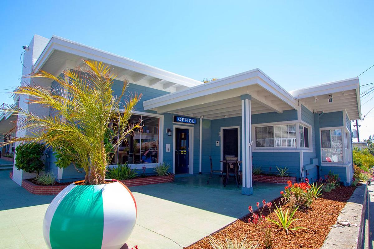 Edgewater Beach Inn & Suites - image 2