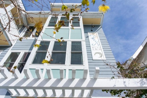 Pacific Blue Inn - image 18