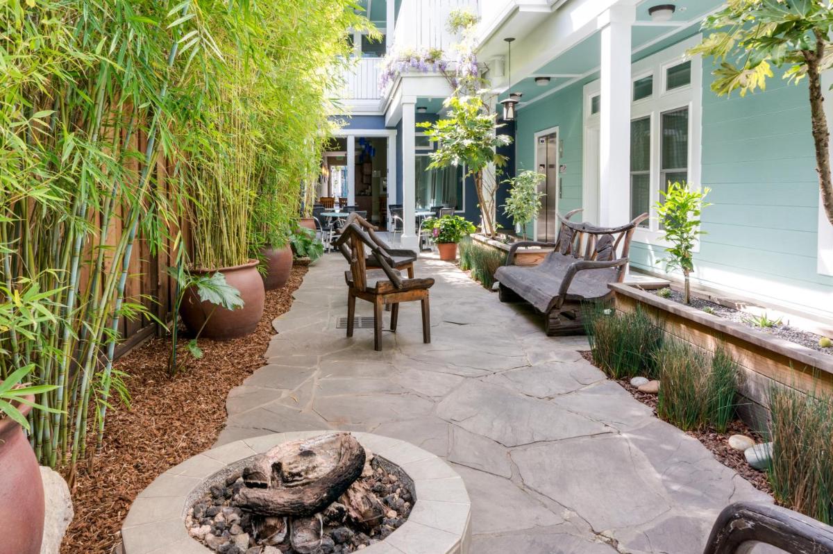 Pacific Blue Inn - image 6