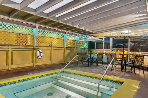 Howard Johnson by Wyndham Santa Cruz Beach Boardwalk - image 14