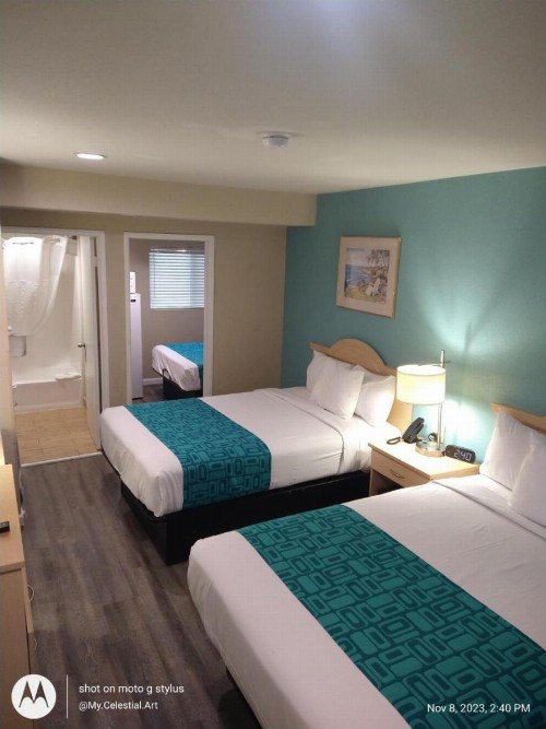 Howard Johnson by Wyndham Santa Cruz Beach Boardwalk - image 19