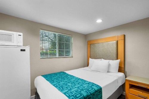 Howard Johnson by Wyndham Santa Cruz Beach Boardwalk - image 24