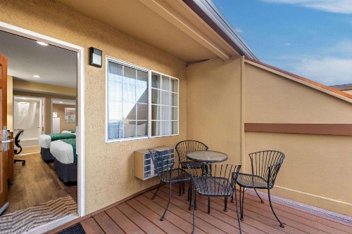 Howard Johnson by Wyndham Santa Cruz Beach Boardwalk - image 26