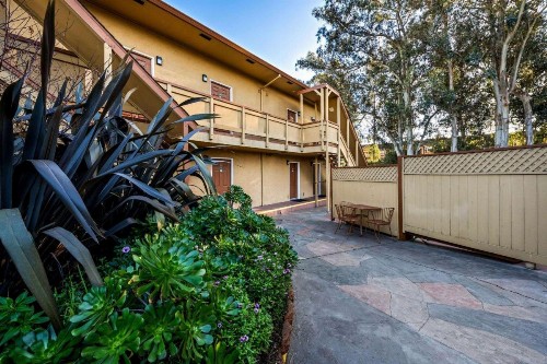 Howard Johnson by Wyndham Santa Cruz Beach Boardwalk - image 3