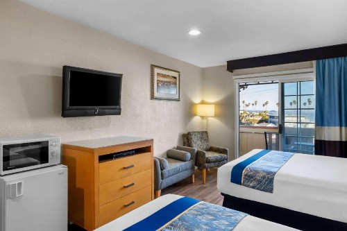 Howard Johnson by Wyndham Santa Cruz Beach Boardwalk - image 37