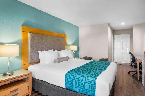 Howard Johnson by Wyndham Santa Cruz Beach Boardwalk - image 41