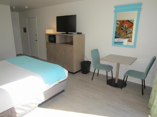 Carousel Beach Inn - image 14
