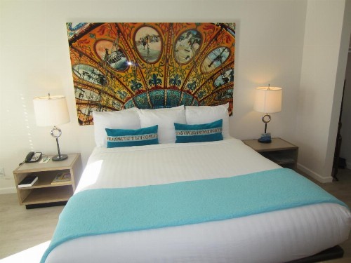 Carousel Beach Inn - image 28