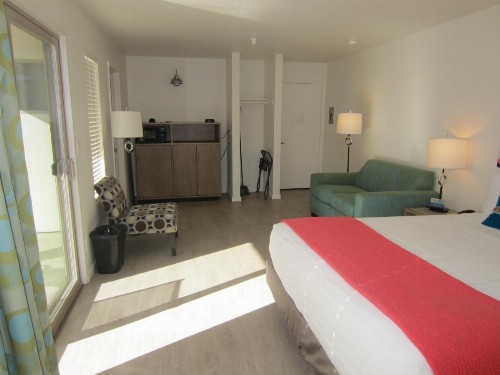 Carousel Beach Inn - image 30