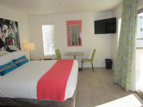 Carousel Beach Inn - image 32
