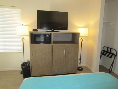 Carousel Beach Inn - image 8