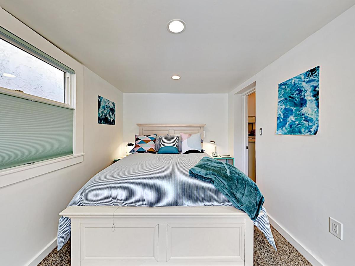 New Listing! Adorable Beach Cottage With Patio Cottage - image 7