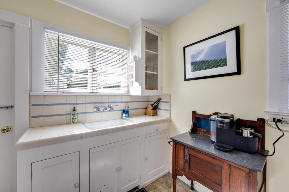 Beach Hill Bungalow - image 6