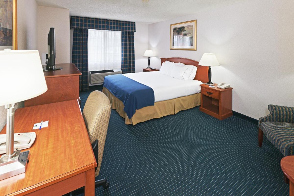 Ramada by Wyndham Santa Fe - image 2