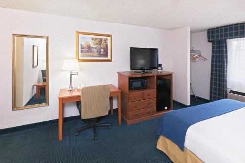 Ramada by Wyndham Santa Fe - image 3