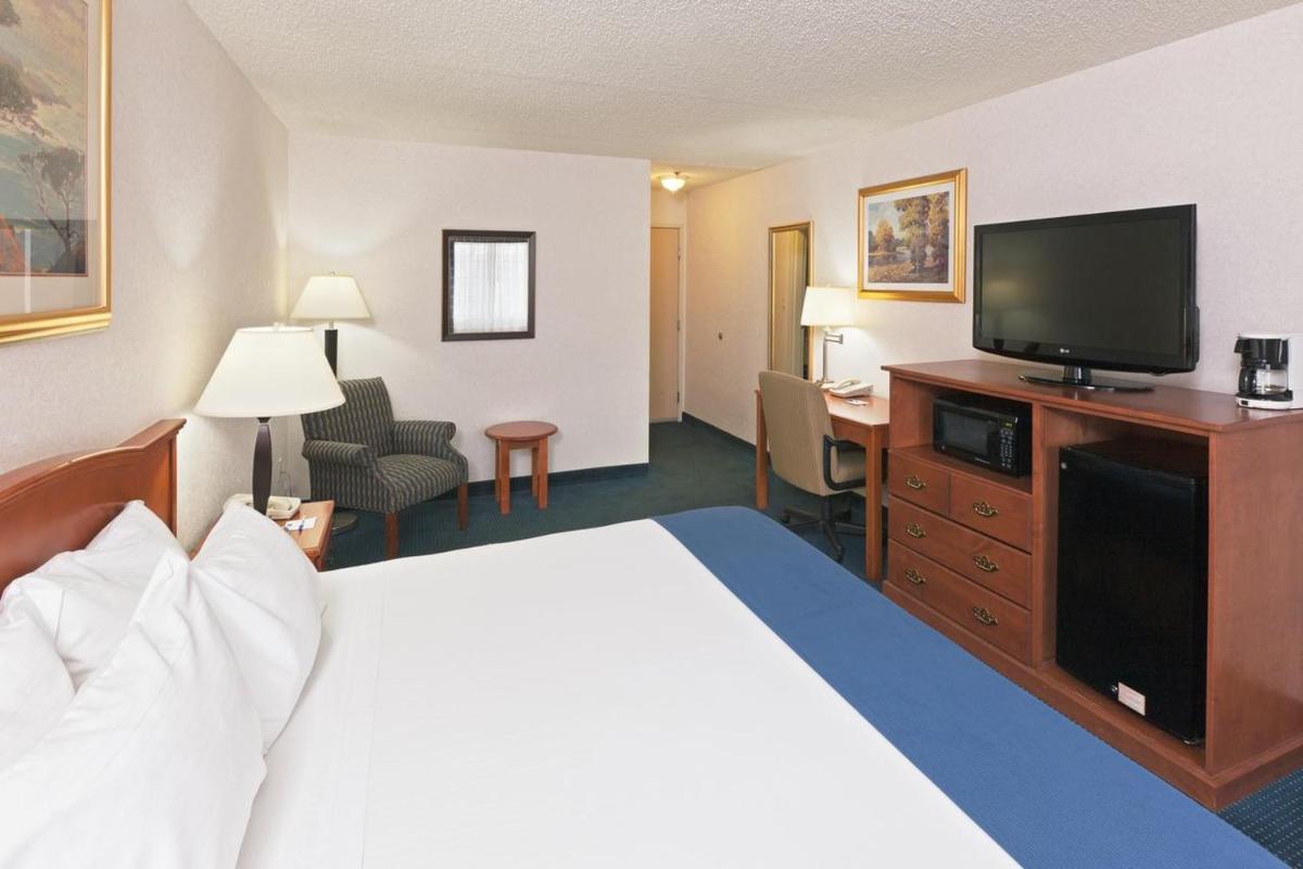 Ramada by Wyndham Santa Fe - image 6