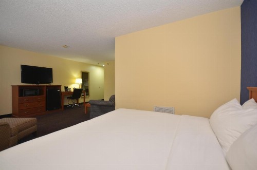 Ramada by Wyndham Santa Fe - image 8