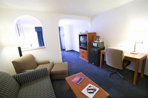 Ramada by Wyndham Santa Fe - image 9
