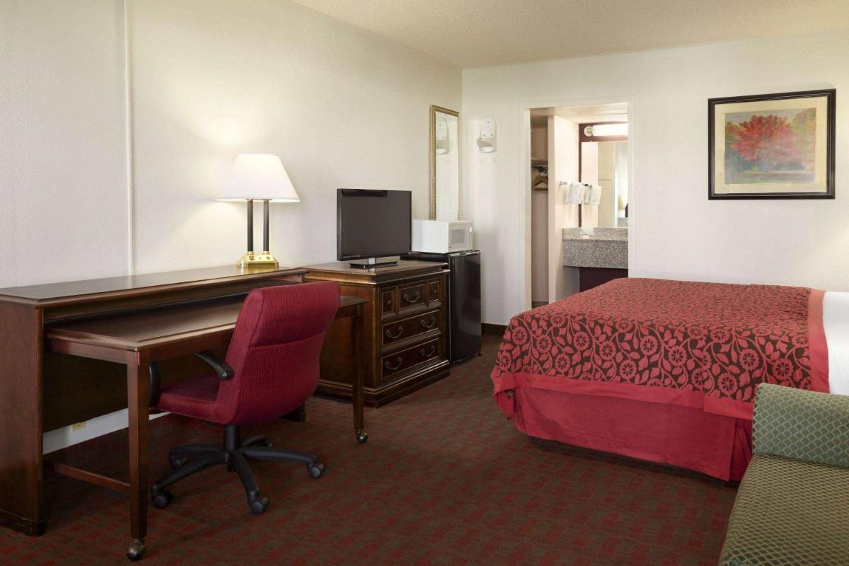 Days Inn by Wyndham Santa Fe New Mexico - image 5