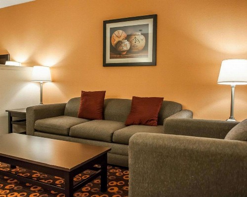 Econo Lodge Inn & Suites Santa Fe - image 13