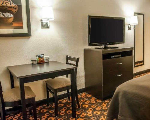 Econo Lodge Inn & Suites Santa Fe - image 2