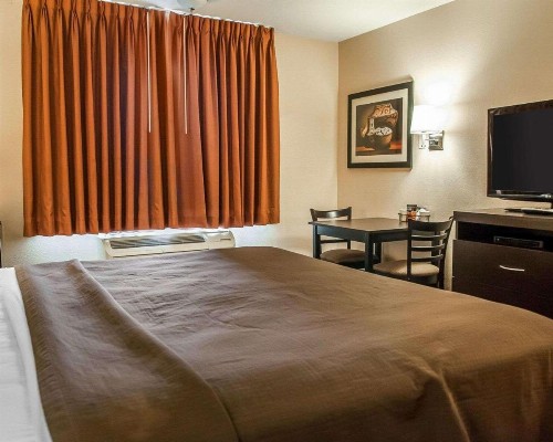 Econo Lodge Inn & Suites Santa Fe - image 21