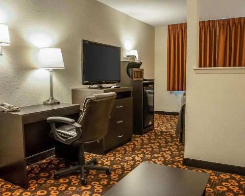 Econo Lodge Inn & Suites Santa Fe - image 22