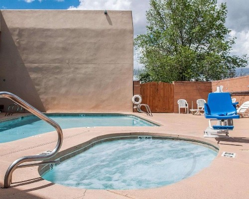 Econo Lodge Inn & Suites Santa Fe - image 23