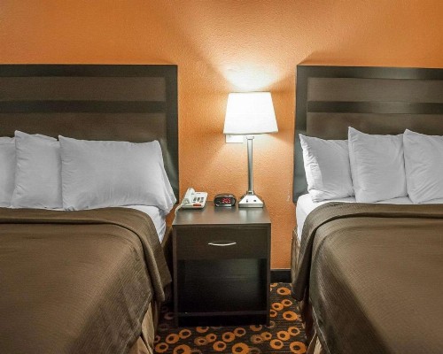 Econo Lodge Inn & Suites Santa Fe - image 24