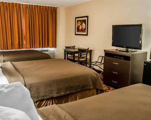 Econo Lodge Inn & Suites Santa Fe - image 25