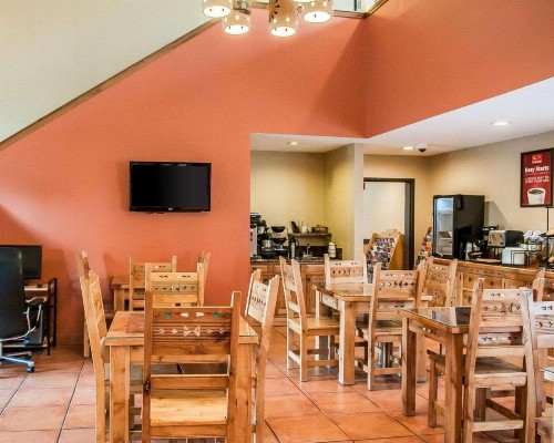 Econo Lodge Inn & Suites Santa Fe - image 28