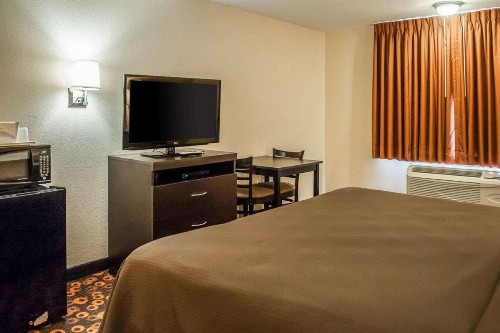 Econo Lodge Inn & Suites Santa Fe - image 29
