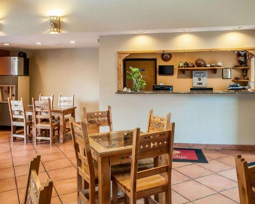 Econo Lodge Inn & Suites Santa Fe - image 32