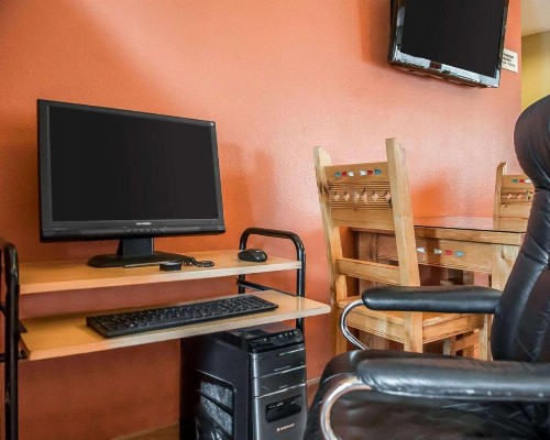 Econo Lodge Inn & Suites Santa Fe - image 33
