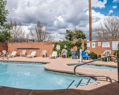 Econo Lodge Inn & Suites Santa Fe - image 5