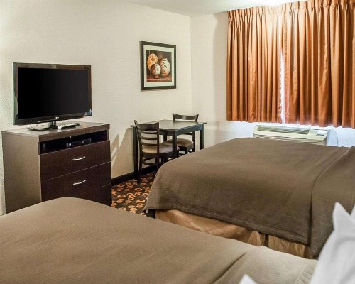 Econo Lodge Inn & Suites Santa Fe - image 7