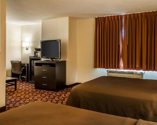 Econo Lodge Inn & Suites Santa Fe - image 9
